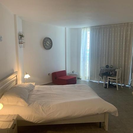 Raphael Apartments Herzelia Екстериор снимка